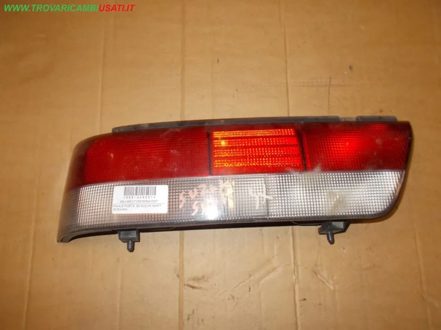 FANALE POST.S. SX SUZUKI SWIFT (SF/EA/MA) SUZUKI - SWIFT - 1996 > 2003 CODICE/I: 999-U49031 SZ0304154 OE 3567080EA1000