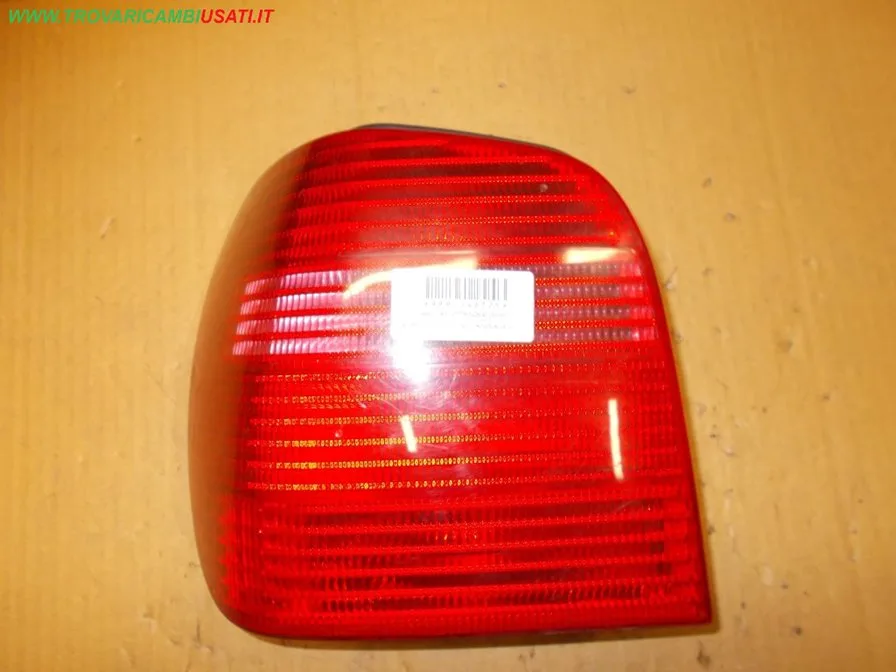FANALE POST.S. VOLKSWAGEN POLO (6N) VOLKSWAGEN - POLO RESTYLING 1999 > 2001 CODICE/I: OE 6N0945095H OE 6N0945111E 999-U46725 VG0204154