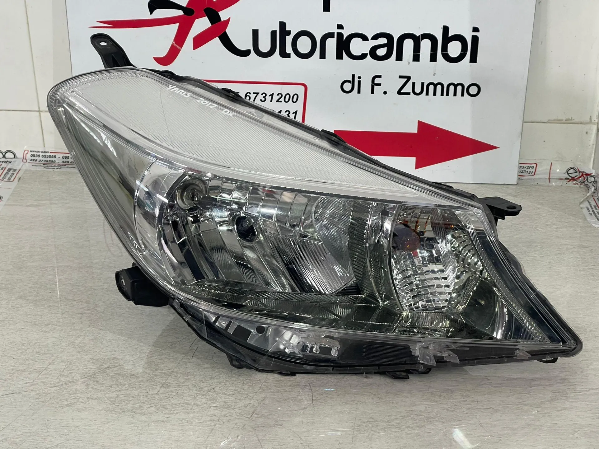 FARO ANTERIORE DESTRO TOYOTA Yaris Serie 811300D450 con codice motore 1KR FE (11>13)