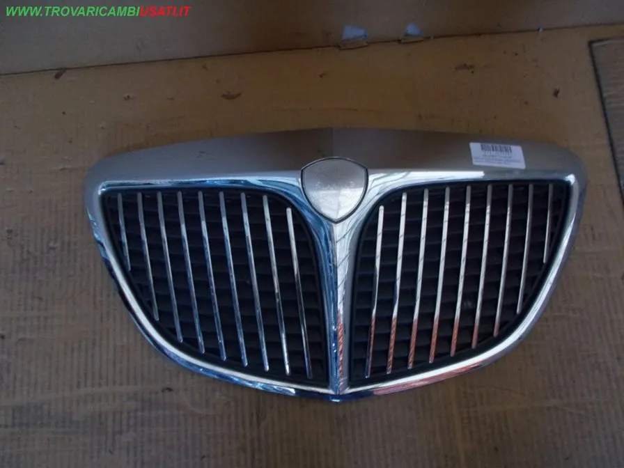 GRIGLIA CON STEMMA CROMATA 04 LANCIA YPSILON (843-TE/TI)