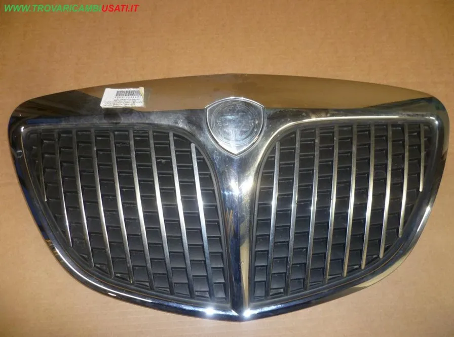 GRIGLIA CON STEMMA CROMATA LANCIA YPSILON (843-TE/TI)