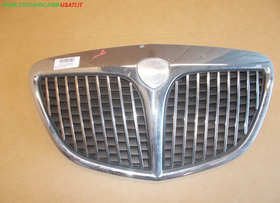 GRIGLIA CON STEMMA LANCIA YPSILON (843-TE/TI)