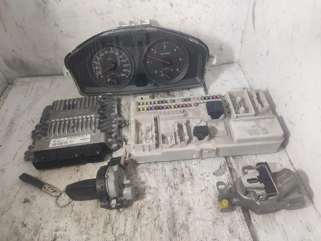 KIT CENTRALINA MOTORE con codice 31211071AA 5WS40562A-T 30765471 da VOLVO V50 1° Serie D4204T diesel 1998 (03>07)