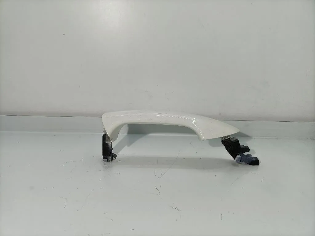 MANIGLIA ESTERNA ANTERIORE SINISTRA con codice A20476001709696 da MERCEDES Classe A W176 Serie AMG (13>)