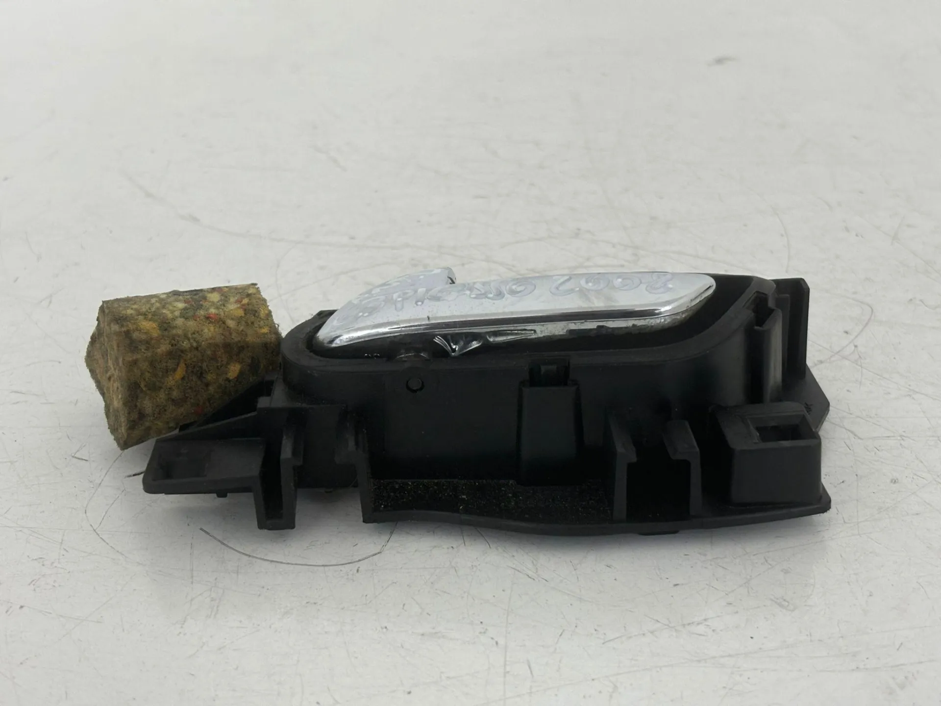 MANIGLIA INTERNA ANTERIORE SINISTRA con codice 9683446877 da CITROEN C3 Picasso (08>)