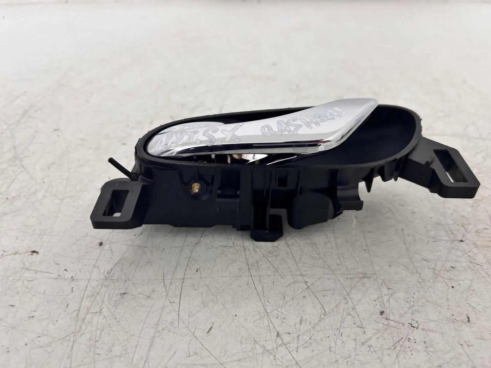 MANIGLIA INTERNA ANTERIORE SINISTRA con codice 80671-4EA1A da NISSAN Qashqai Serie (14>)