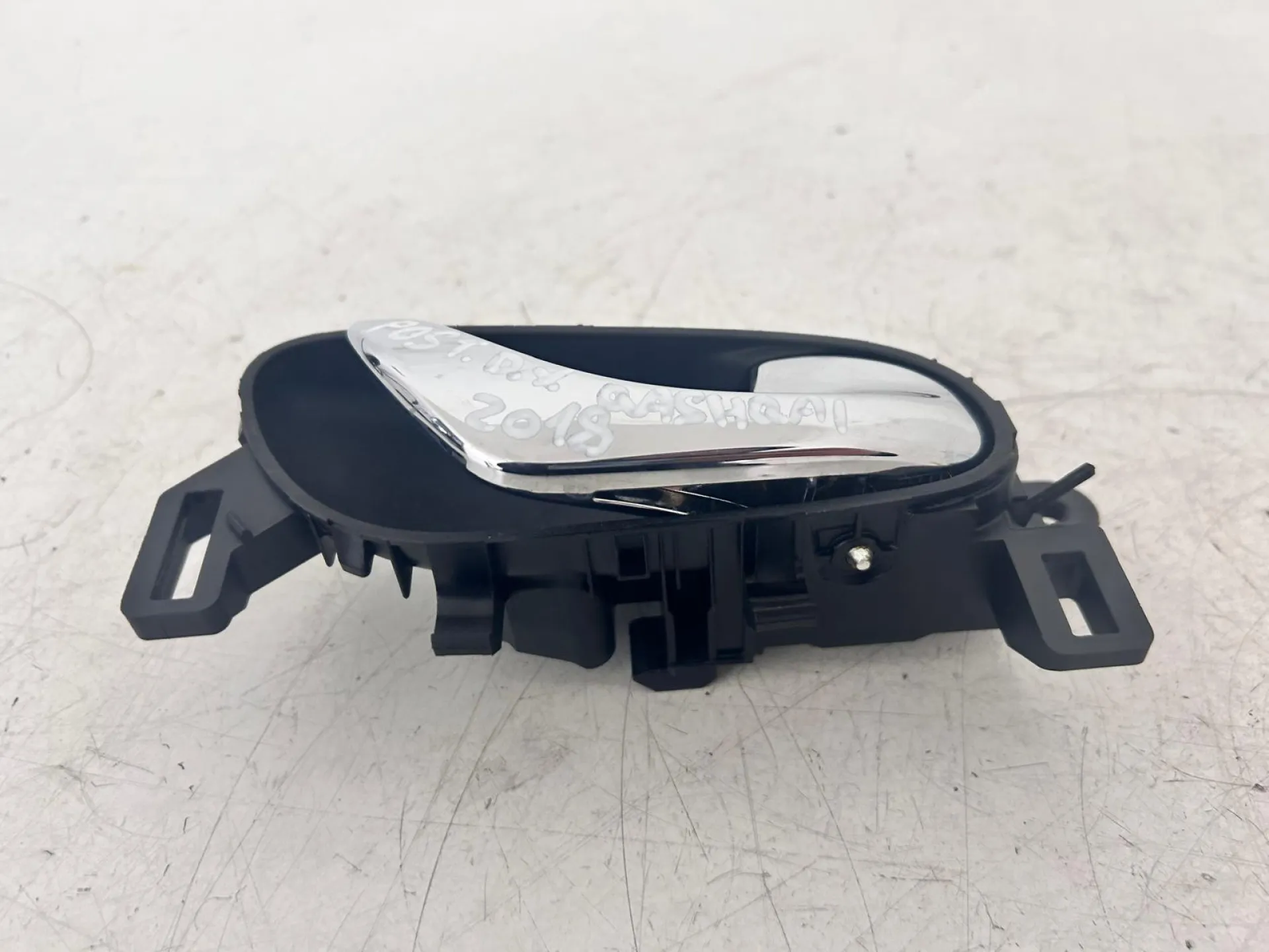 MANIGLIA INTERNA POSTERIORE DESTRA con codice 80670-4EA1A da NISSAN Qashqai Serie (14>)
