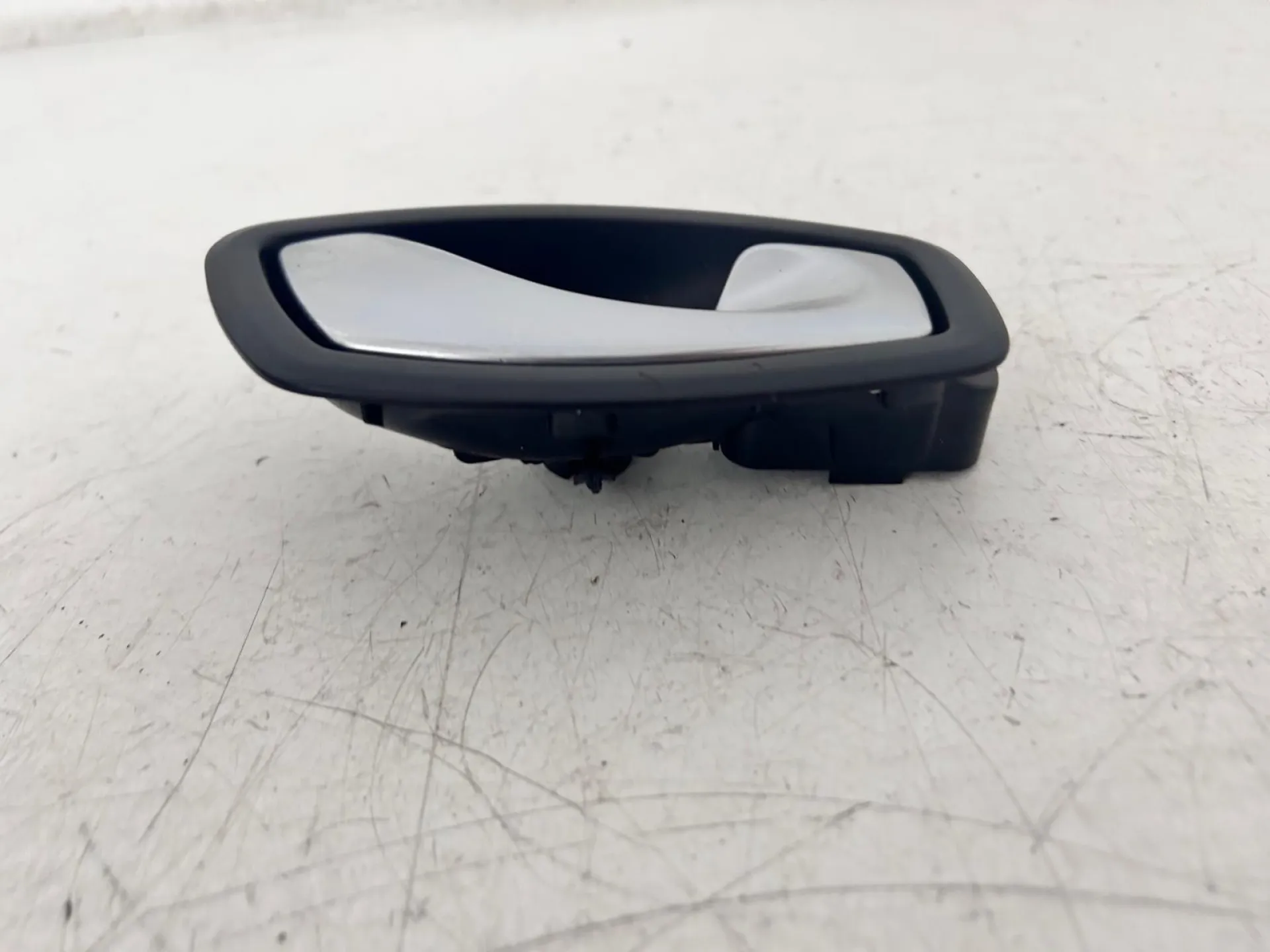 MANIGLIA INTERNA POSTERIORE DESTRA con codice 826720001R da RENAULT Clio Serie IV (12>19)