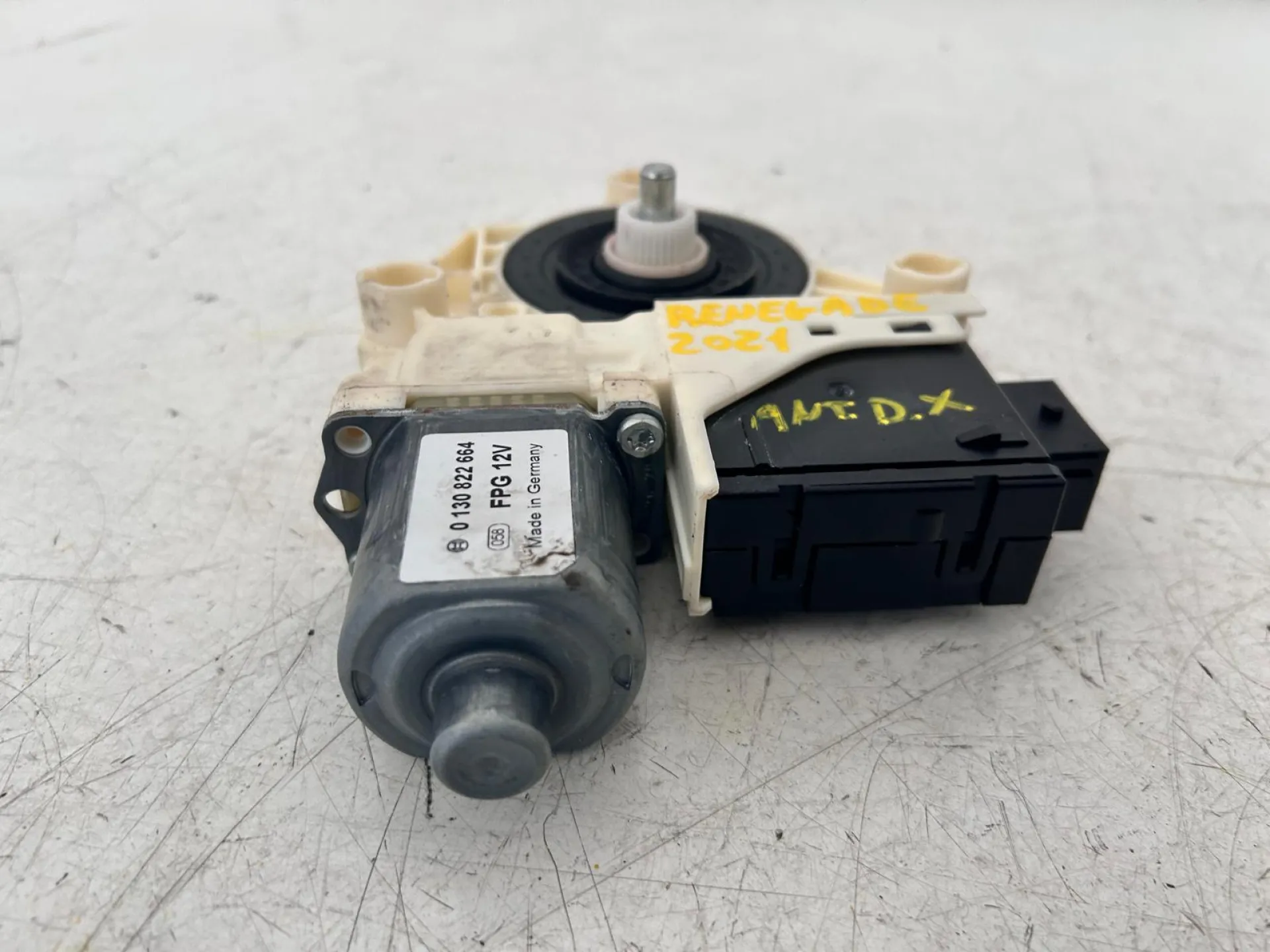 MOTORINO ALZAVETRO ANTERIORE DESTRA con codice 0130822664 da JEEP Renegade Serie (18>)