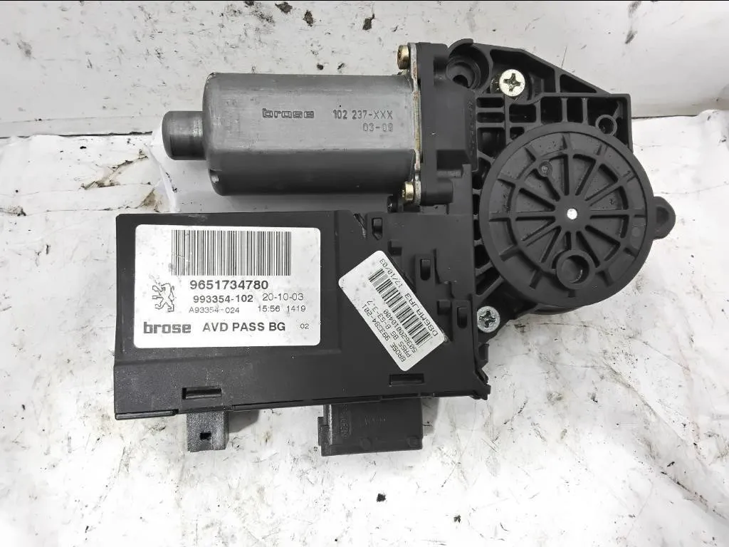 MOTORINO ALZAVETRO ANTERIORE DESTRA con codice 9651734780 da PEUGEOT 307 Cabrio (03>05)