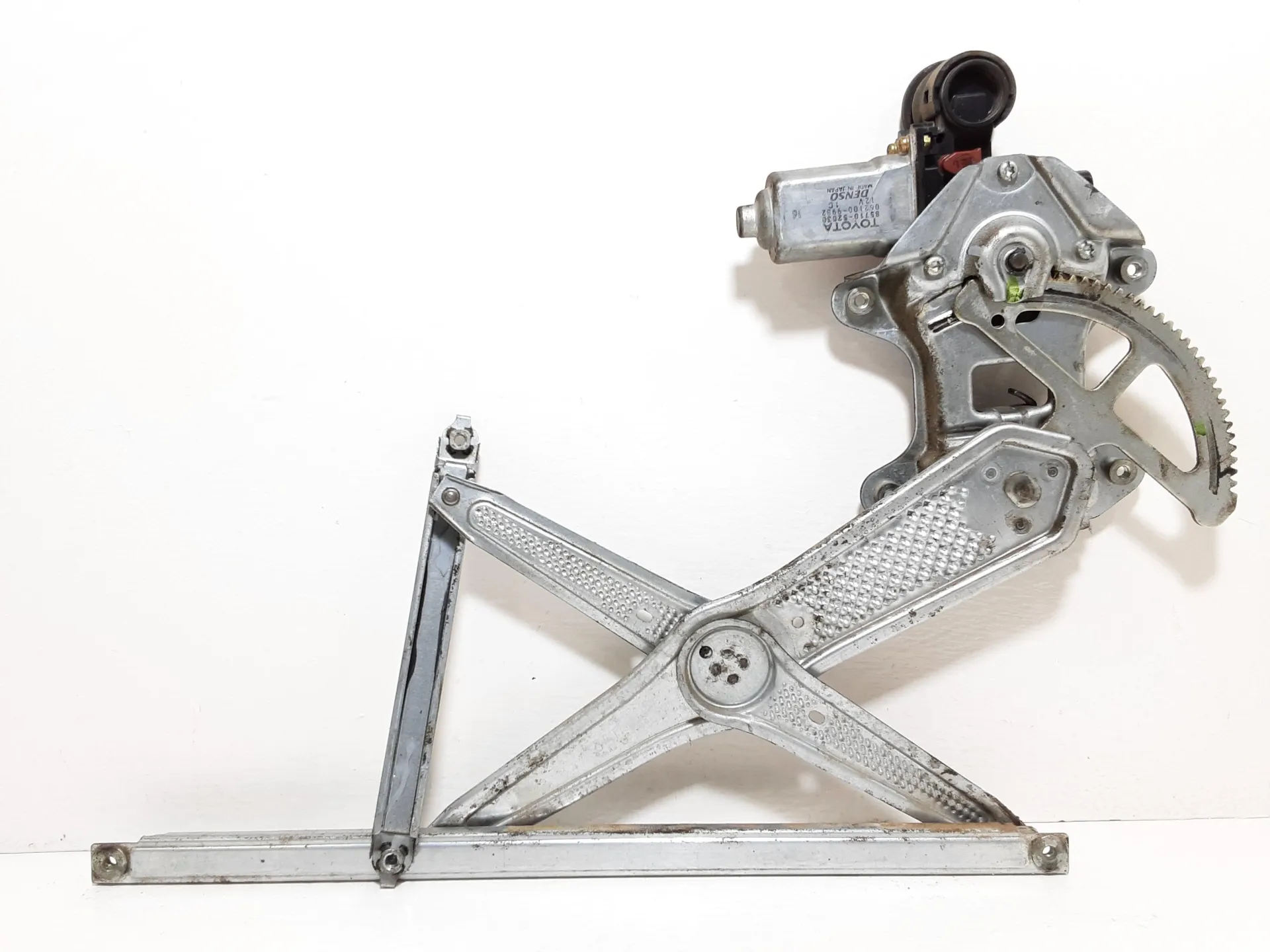 MOTORINO ALZAVETRO ANTERIORE DESTRA con codice 8571052030 da TOYOTA Yaris Serie (99>03)