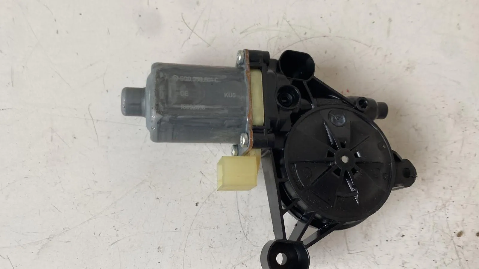 MOTORINO ALZAVETRO ANTERIORE DESTRA con codice E850202101 da VOLKSWAGEN Tiguan Serie (16>)