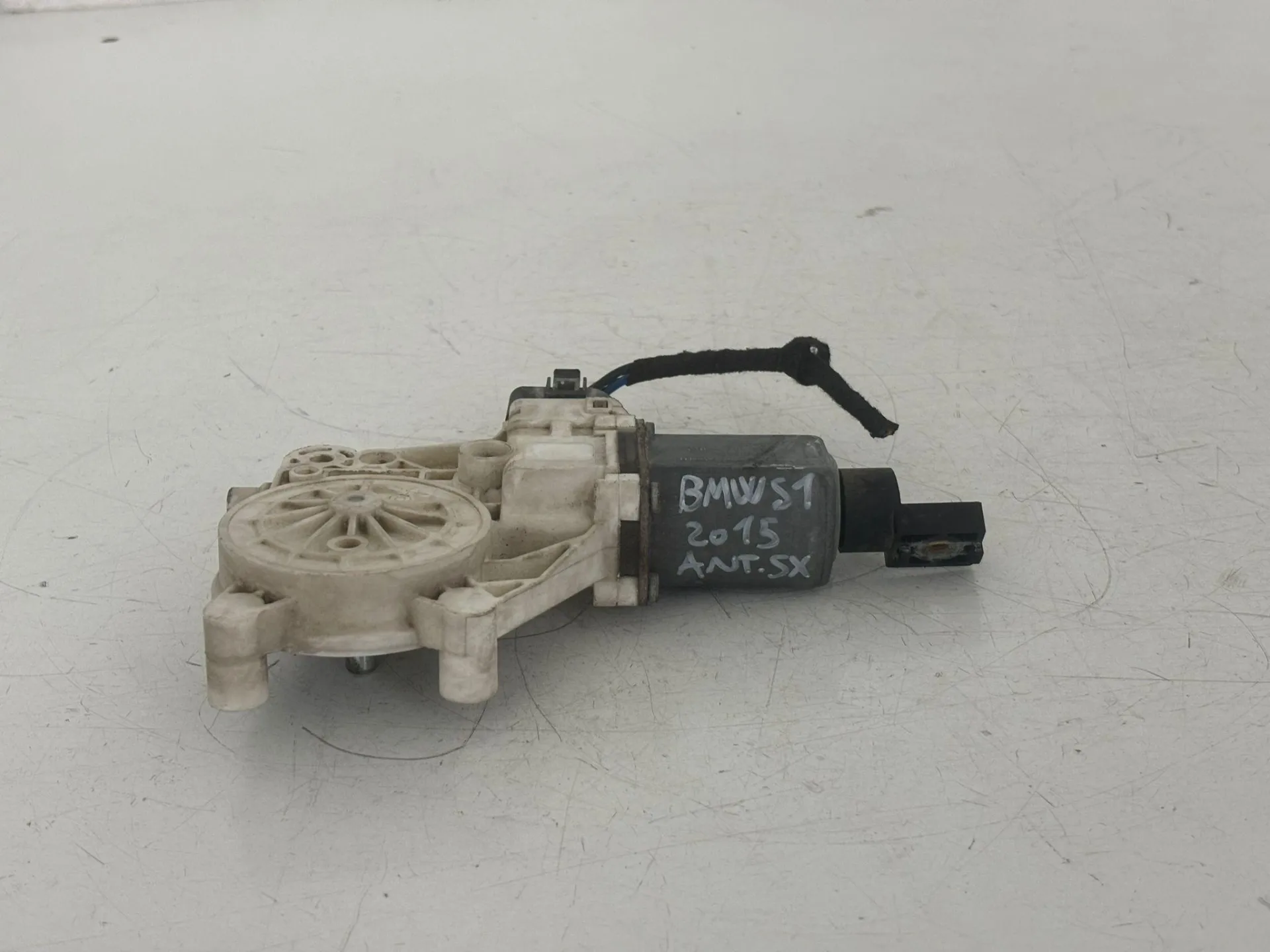 MOTORINO ALZAVETRO ANTERIORE SINISTRO con codice 0130822514 da BMW Serie 1 F20 (11>19)