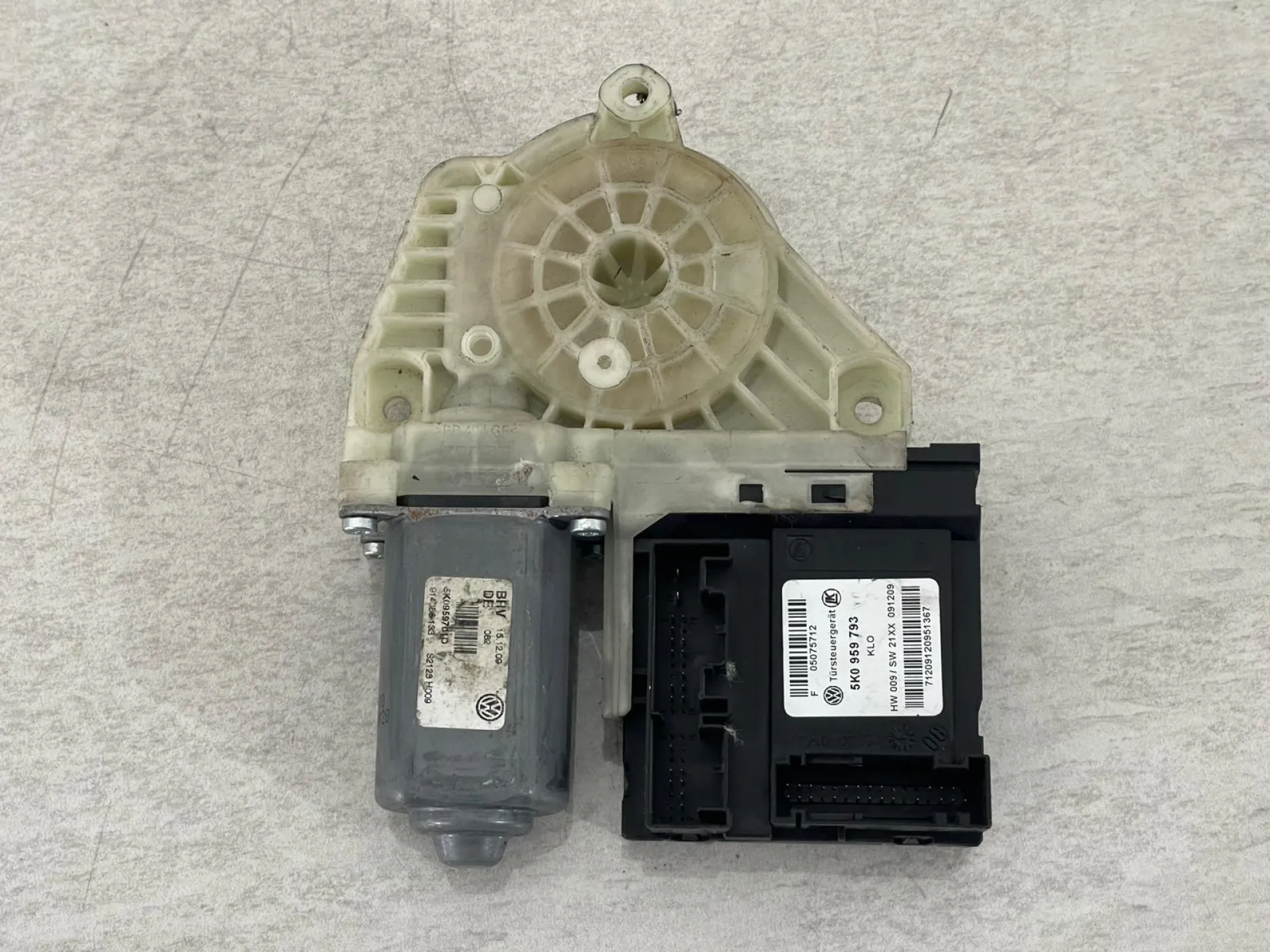 MOTORINO ALZAVETRO ANTERIORE SINISTRO con codice 5K0959701D da VOLKSWAGEN Golf 6 Berlina (08>12)