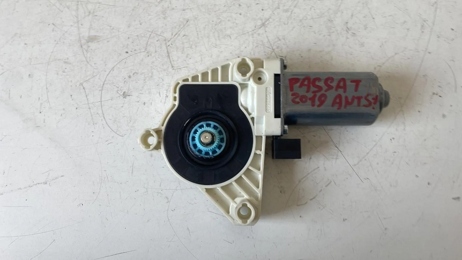 MOTORINO ALZAVETRO ANTERIORE SINISTRO con codice 5Q4.959.801.B da VOLKSWAGEN Passat Variant 5° Serie (10>)