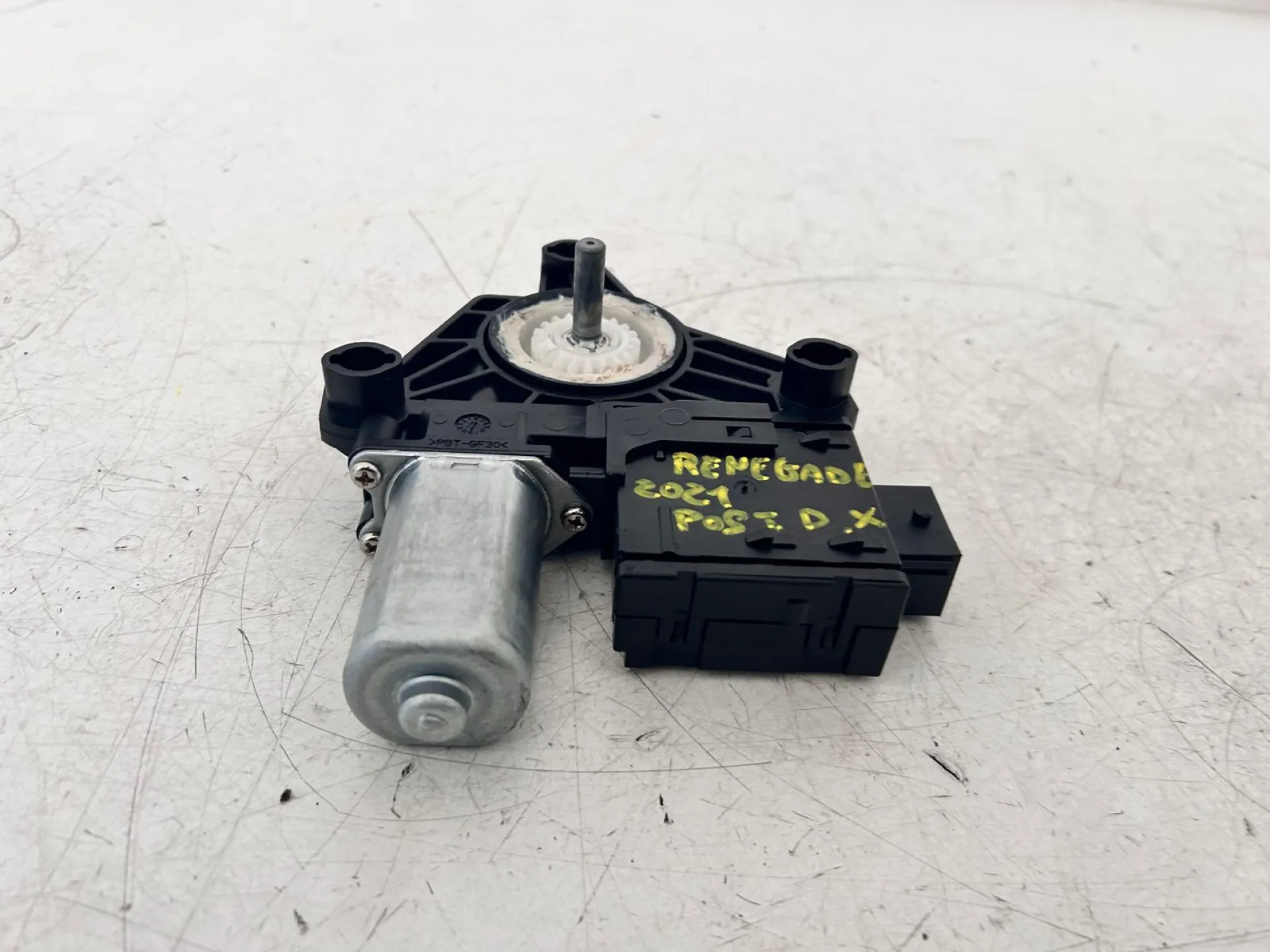 MOTORINO ALZAVETRO POSTERIORE DESTRA con codice C45937-104 da JEEP Renegade Serie (18>)