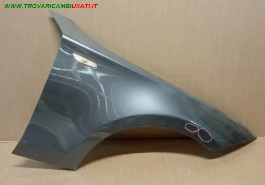 PARAFANGO ANT.D. GRIGIO MEDIO MET PICCOLA AMMACC. BMW Serie 1 E87 5 porte