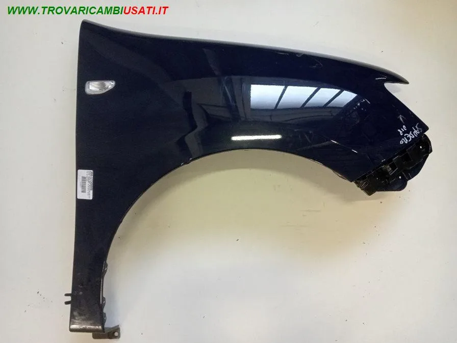 PARAFANGO ANT. DX BLU SCURO CON FORO LUCCIOLA DACIA - SANDERO - 2013 > 2016, DACIA - SANDERO II - 2012 > 2020 CODICE/I: DA2243013 DA2243033 999-U1309988 OE 631000142R