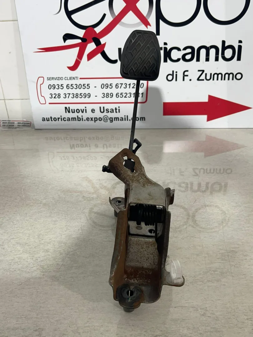 PEDALE FRIZIONE con codice 2801112074 da NISSAN Micra 7° Serie (10>16)