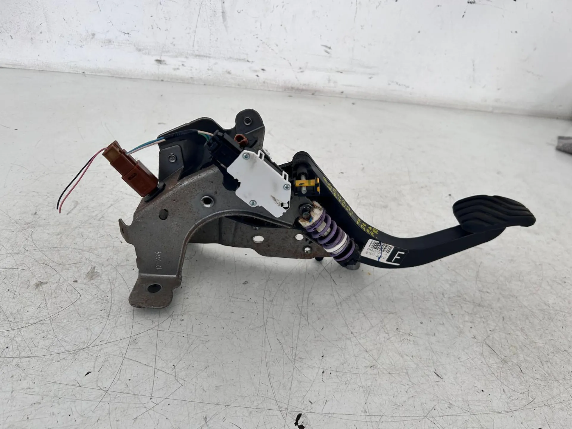 PEDALE FRIZIONE con codice 465033762R A da NISSAN Qashqai Serie (14>)