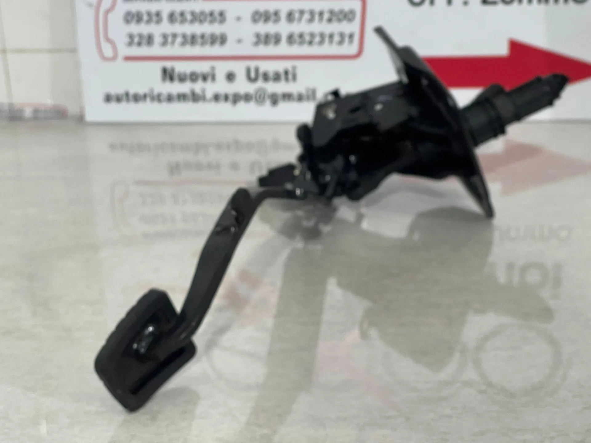 PEDALE FRIZIONE PEUGEOT 4007 1° Serie 2127Z7 con codice motore 4HN (07>)