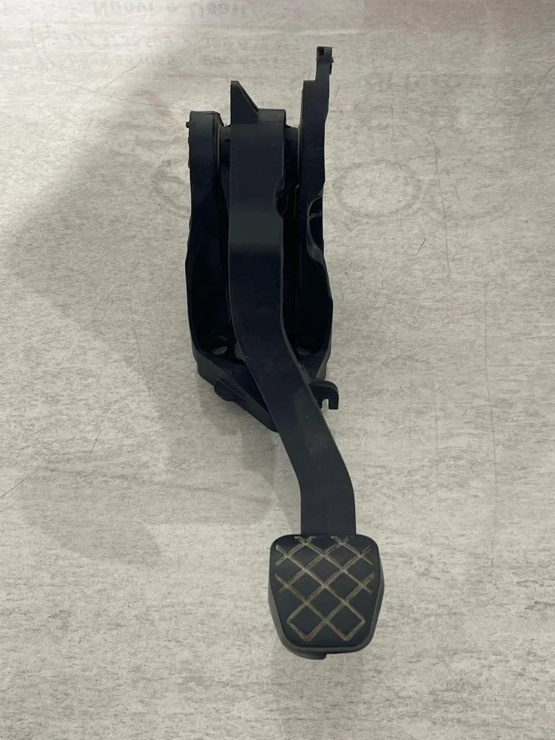 PEDALE FRIZIONE con codice 6R1721059AA da VOLKSWAGEN Polo 5° Serie (09>17)