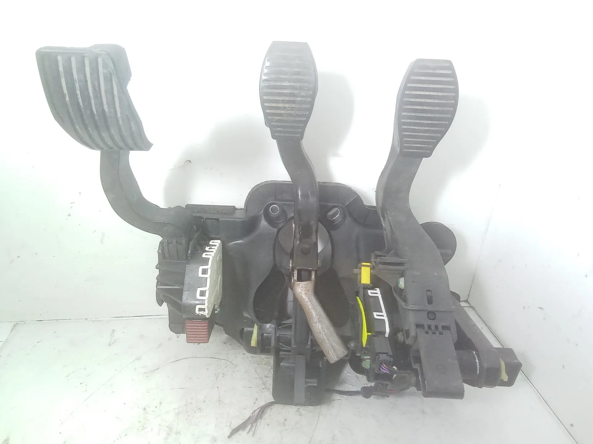 PEDALIERA COMPLETA FRENO + FRIZIONE + ACCELERATORE con codice 00519217610 da FIAT 500 L Living (13>16)