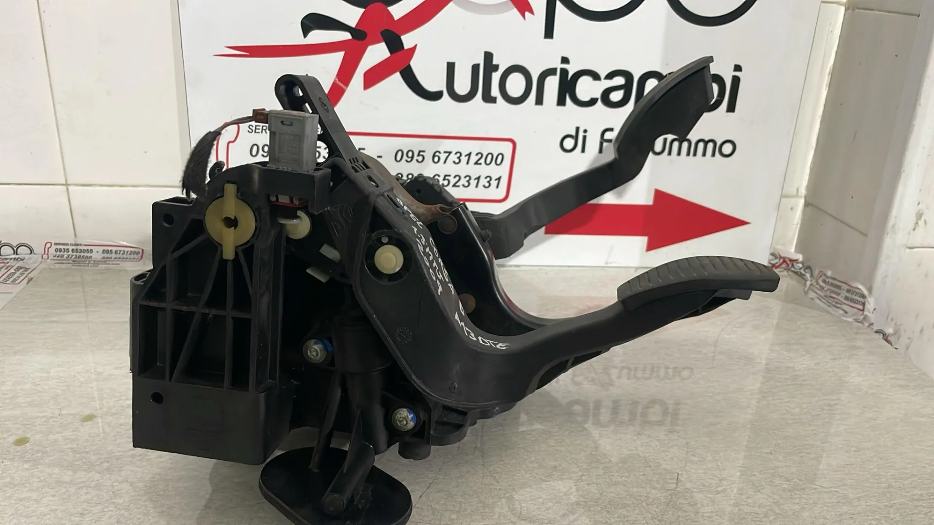PEDALIERA COMPLETA FRENO + FRIZIONE + ACCELERATORE con codice 1990166 da OPEL Corsa D 5P 1° Serie (06>)