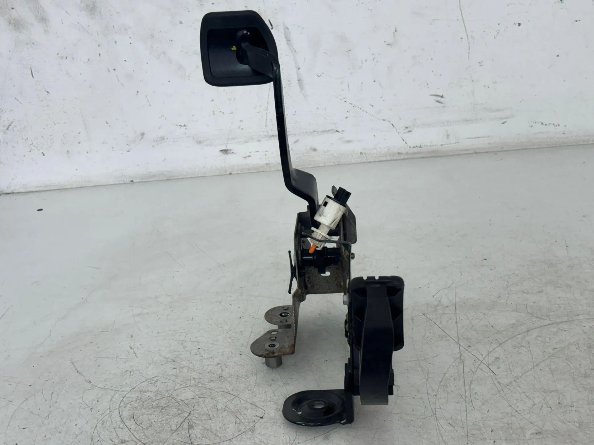 PEDALIERA FRENO E ACCELERATORE CAMBIO MANUALE con codice 180020024R da PEDALIERA FRENO E ACCELERATORE CAMBIO MANUALE RENAULT Scenic Serie Diesel 1900 (09>16)