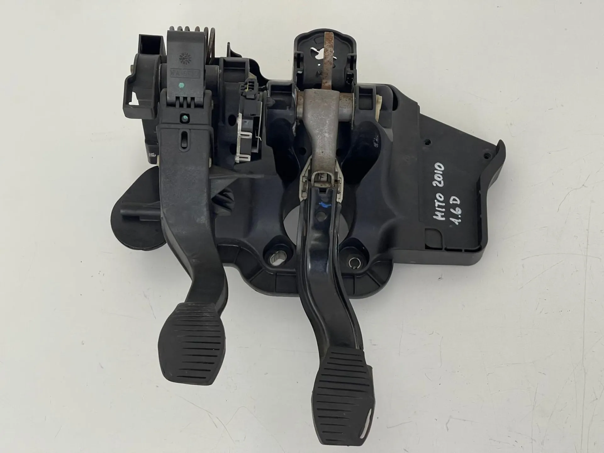 PEDALIERA FRENO + FRIZIONE ALFA ROMEO Mito Serie (955_) con codice motore 955A3000/955A3000 (08>)
