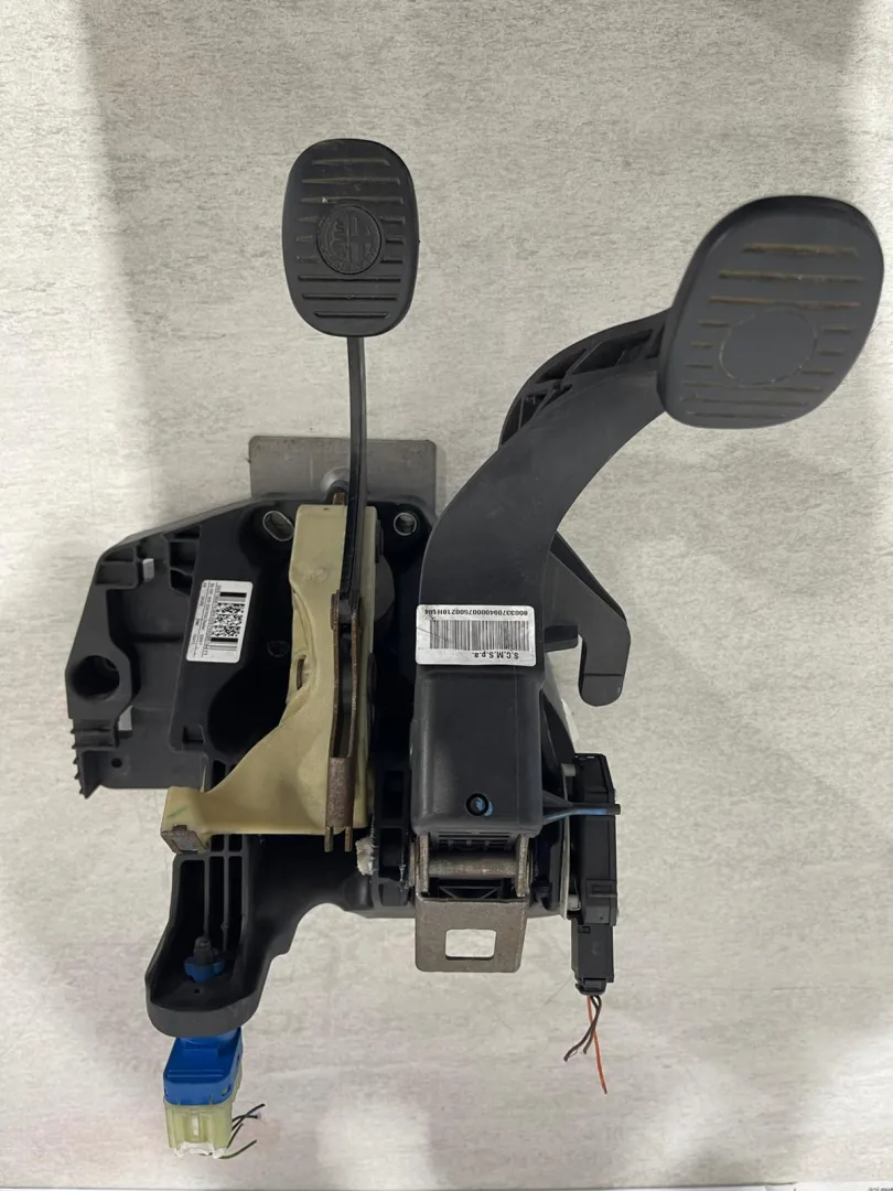 PEDALIERA FRENO + FRIZIONE con codice 0518067630 da ALFA ROMEO Giulietta Serie (940_) (10>13)