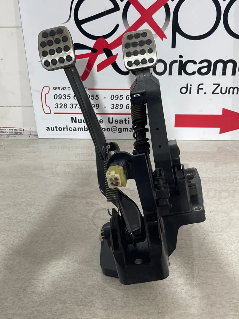 PEDALIERA FRENO + FRIZIONE con codice A1692902401 da MERCEDES Classe B W245 1° Serie (05>11)