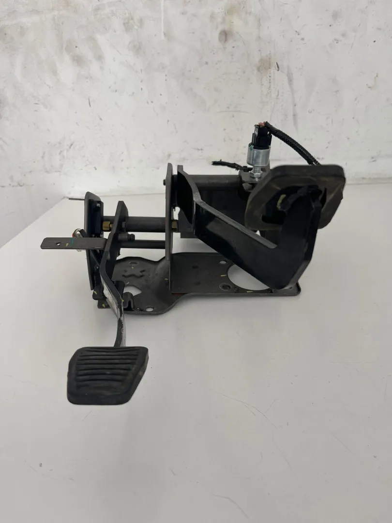 PEDALIERA FRENO + FRIZIONE MAHINDRA KUV Serie 100 con codice motore RJ/RJ (16>)
