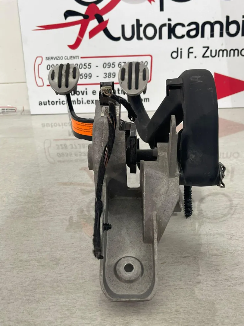 PEDALIERA FRENO + FRIZIONE con codice 35.00 6770610-04 da MINI Cooper 2° Serie (06>13)