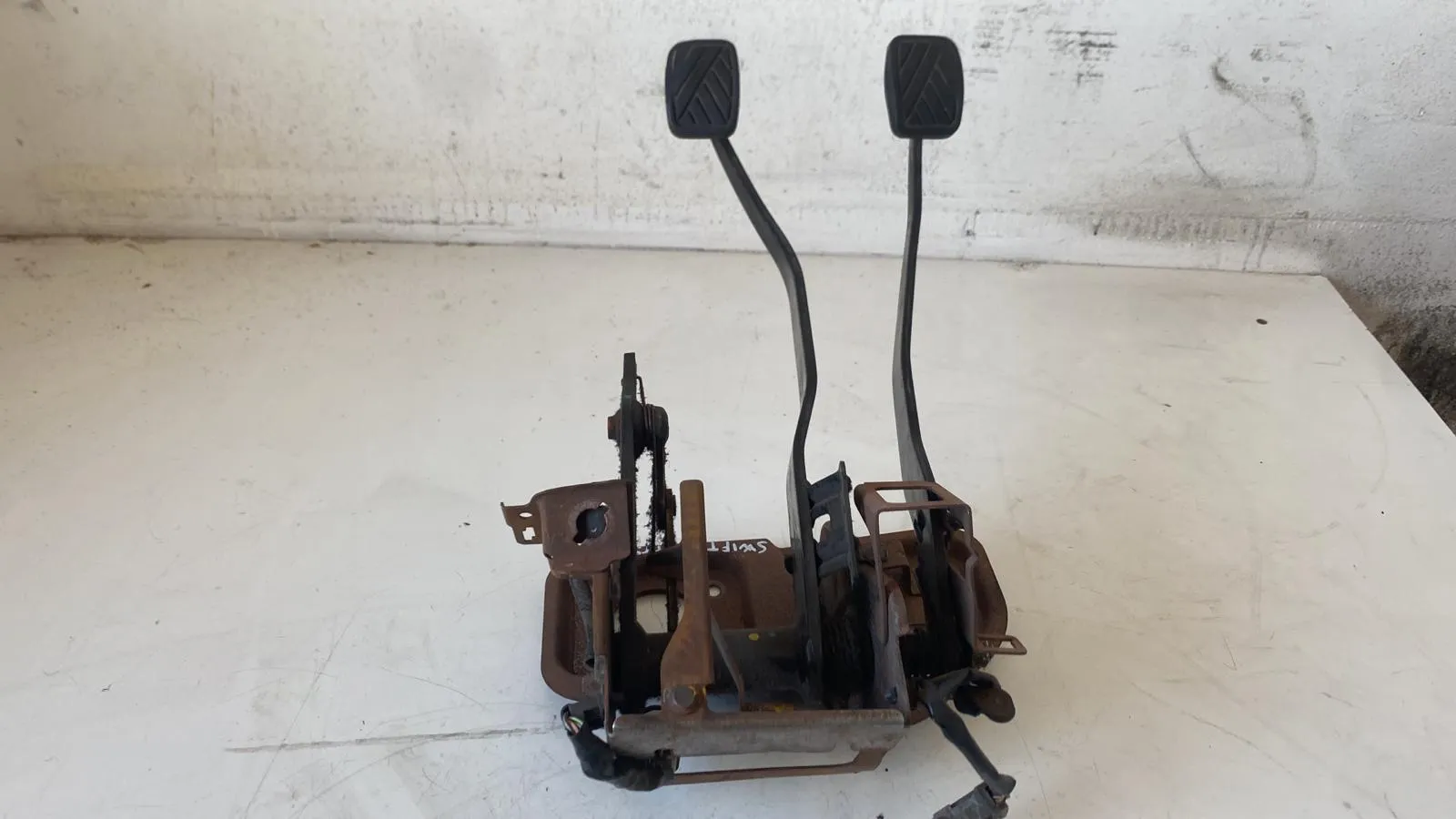 PEDALIERA FRENO + FRIZIONE con codice 49600-62J72-000 da SUZUKI Swift 4° Serie (04>10)