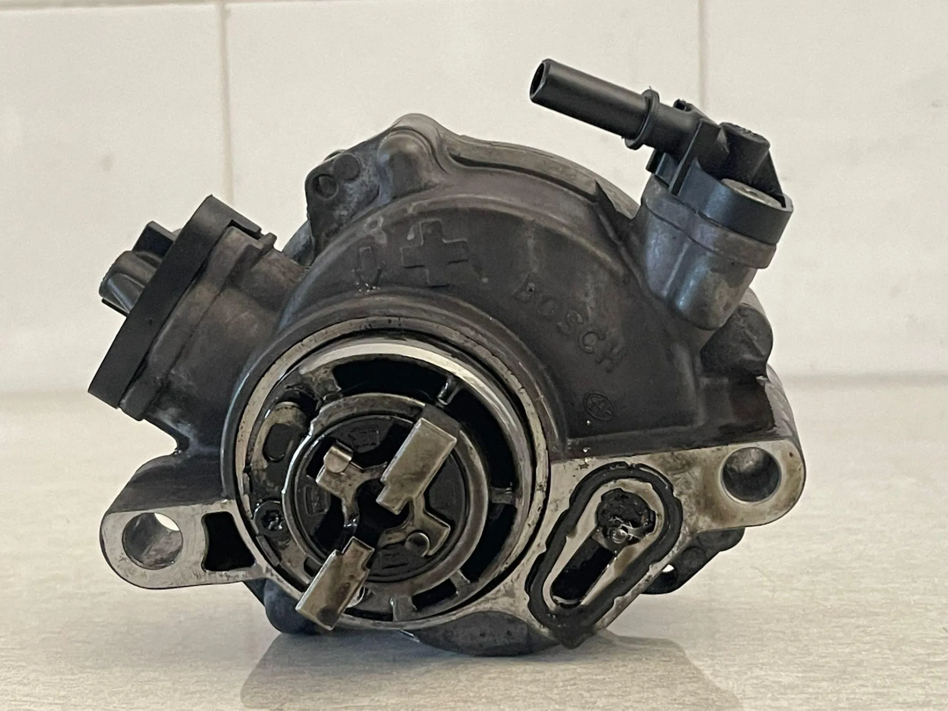 POMPA A VUOTO con codice 9804021880 da PEUGEOT 3008 Serie Diesel 1500 (16>)