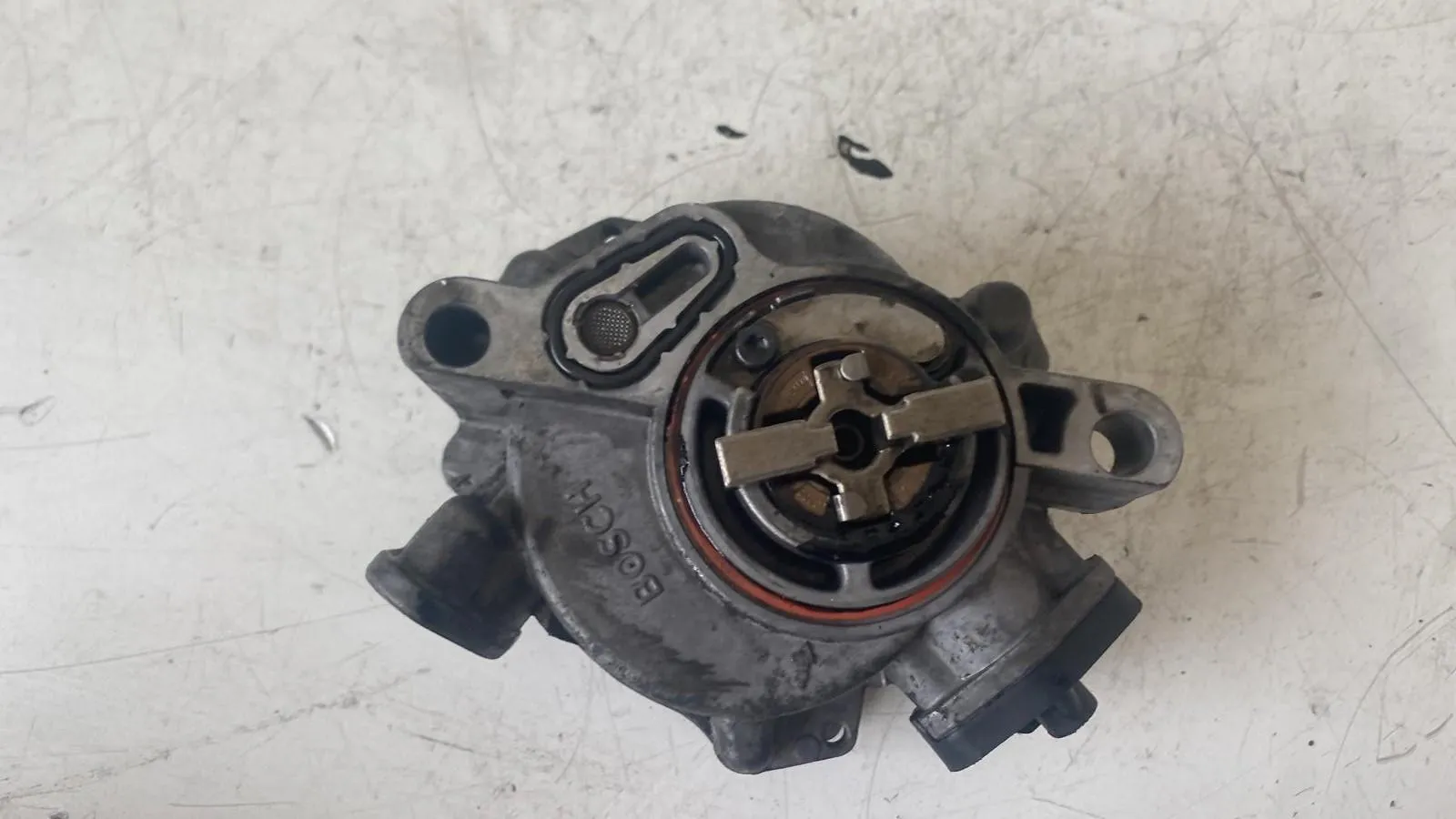 POMPA A VUOTO con codice 9684786780 da PEUGEOT 308 Serie con codice motore 9H05/9H05 Diesel 1600 (07>14)