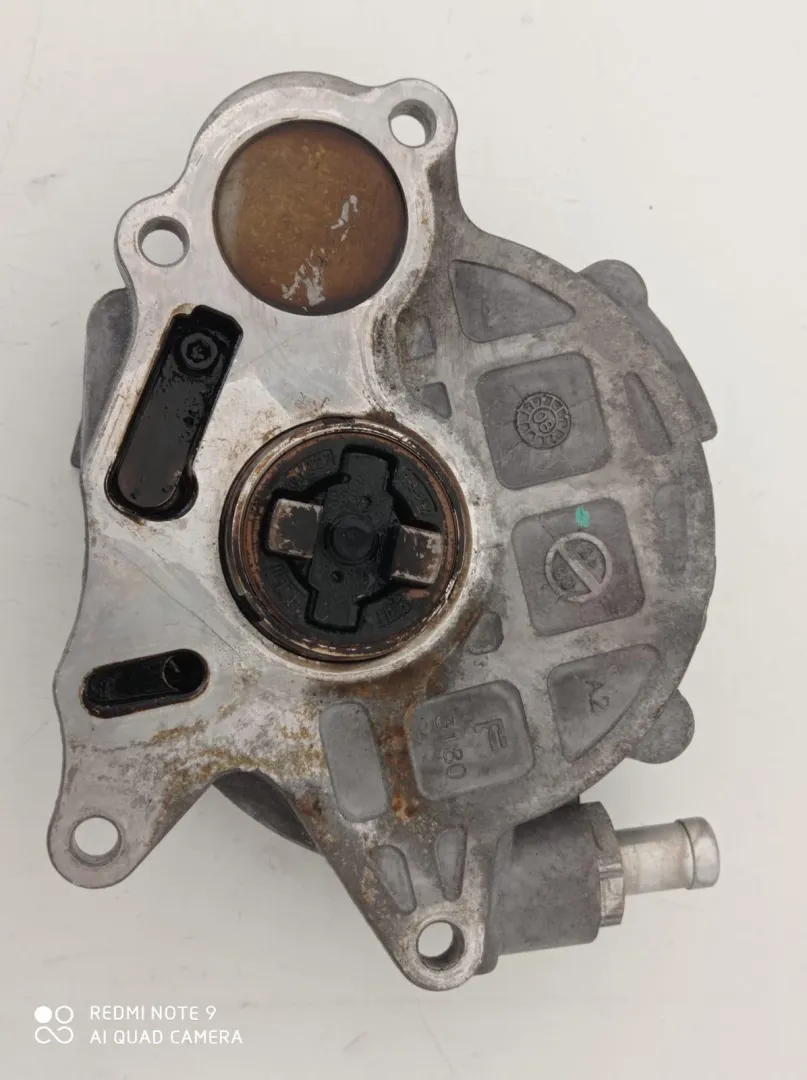 POMPA A VUOTO con codice 03L145100 da VOLKSWAGEN Golf 6 Berlina Diesel 2000 (08>12)