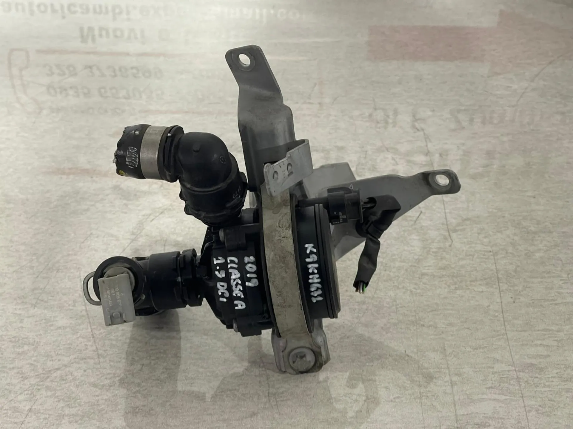 POMPA ACQUA con codice A0005003500 da A2822000600 MERCEDES Classe A Serie (W177) con codice motore K9KH471 Diesel 1500