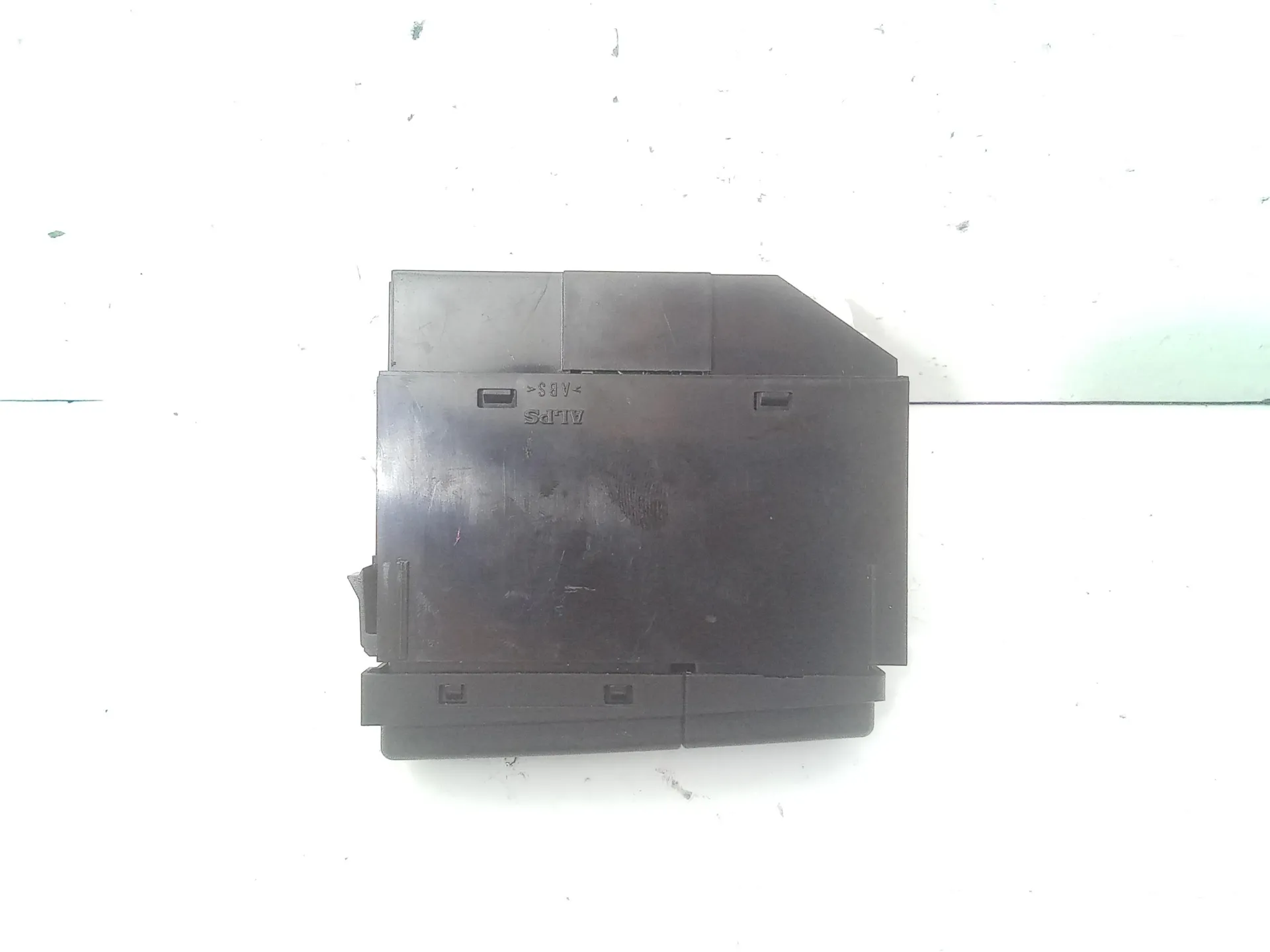 PULSANTE INTERRUTTORE SBRINA LUNOTTO POST. con codice 84790-05130-c da TOYOTA Avensis Berlina 2° Serie (03>08)