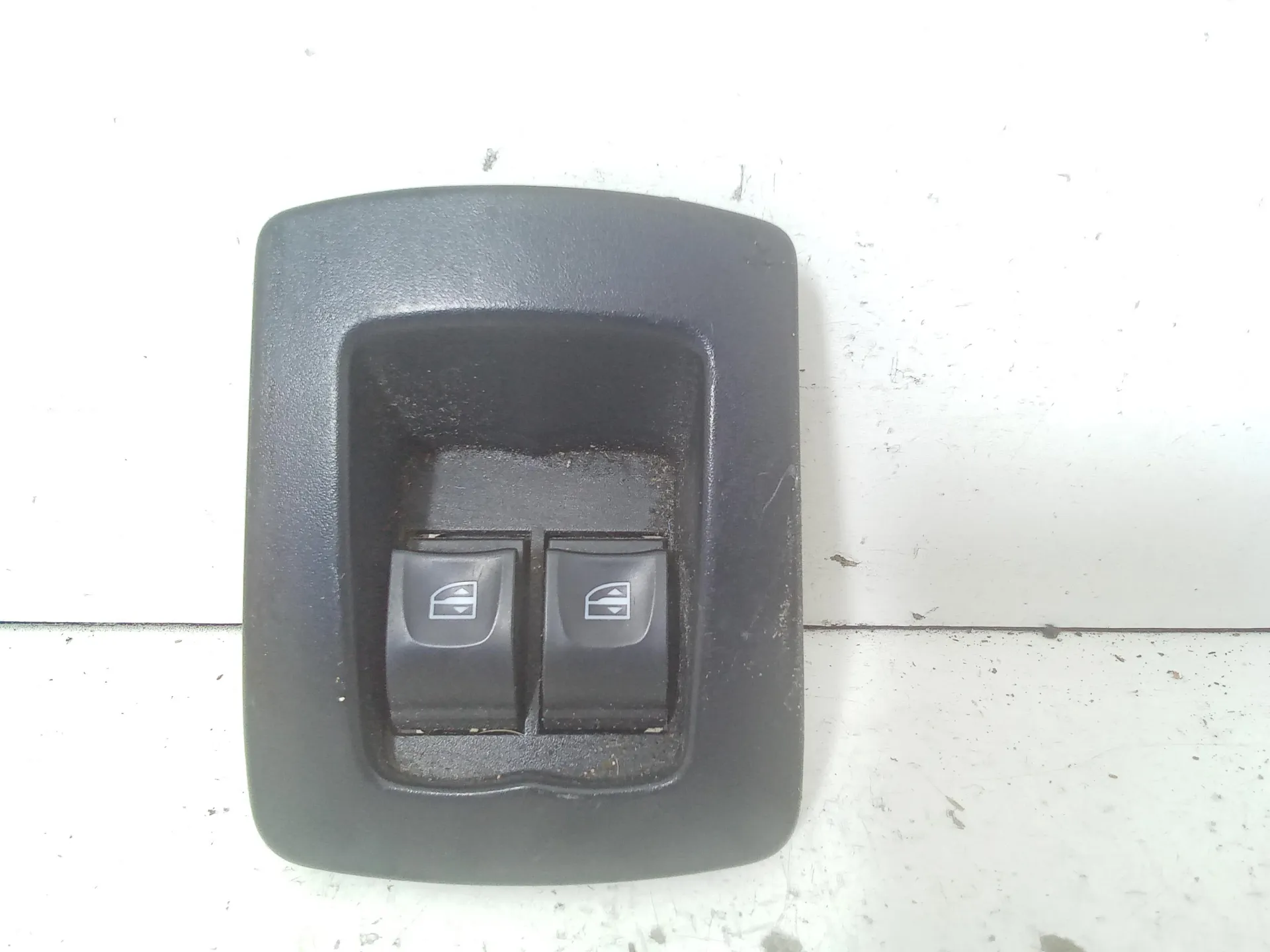 PULSANTIERA ANTERIORE SINISTRA con codice 254279079r da PULSANTIERA ANT SX DACIA Sandero Serie II (12>20)
