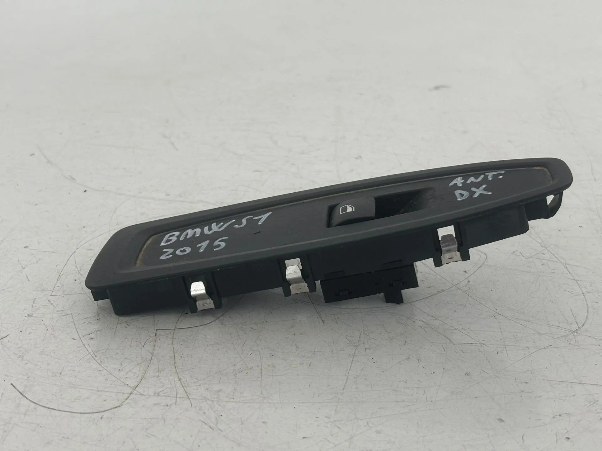 PULSANTIERA ANTERIORE DESTRA con codice 9208107-02 da BMW Serie 1 F20 (11>19)