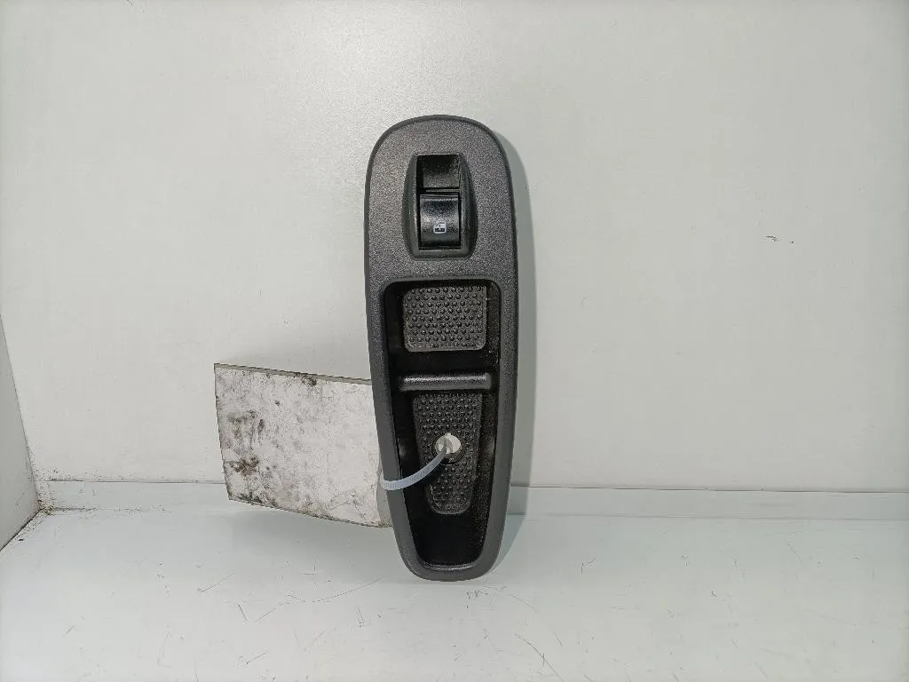 PULSANTIERA ANTERIORE DESTRA con codice 735600120 da FIAT 500 L Serie (351_352) (12>)