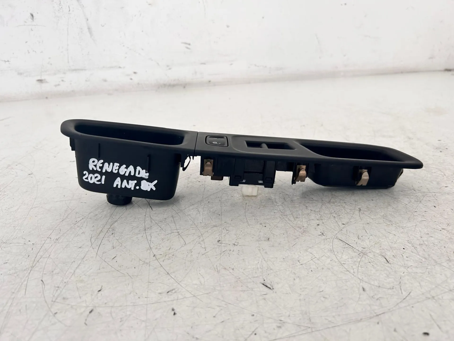 PULSANTIERA ANTERIORE DESTRA con codice 07356458310 da JEEP Renegade Serie (18>)