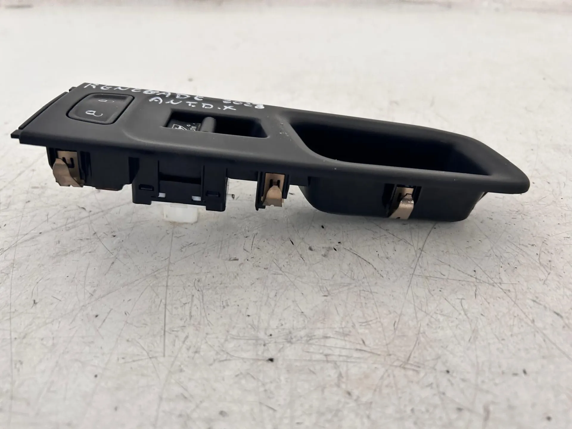 PULSANTIERA ANTERIORE DESTRA con codice 07356458310 da JEEP Renegade Serie (18>)