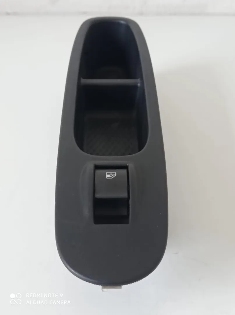 PULSANTIERA ANTERIORE DESTRA con codice 735531347 da LANCIA Ypsilon 4° Serie (11>)