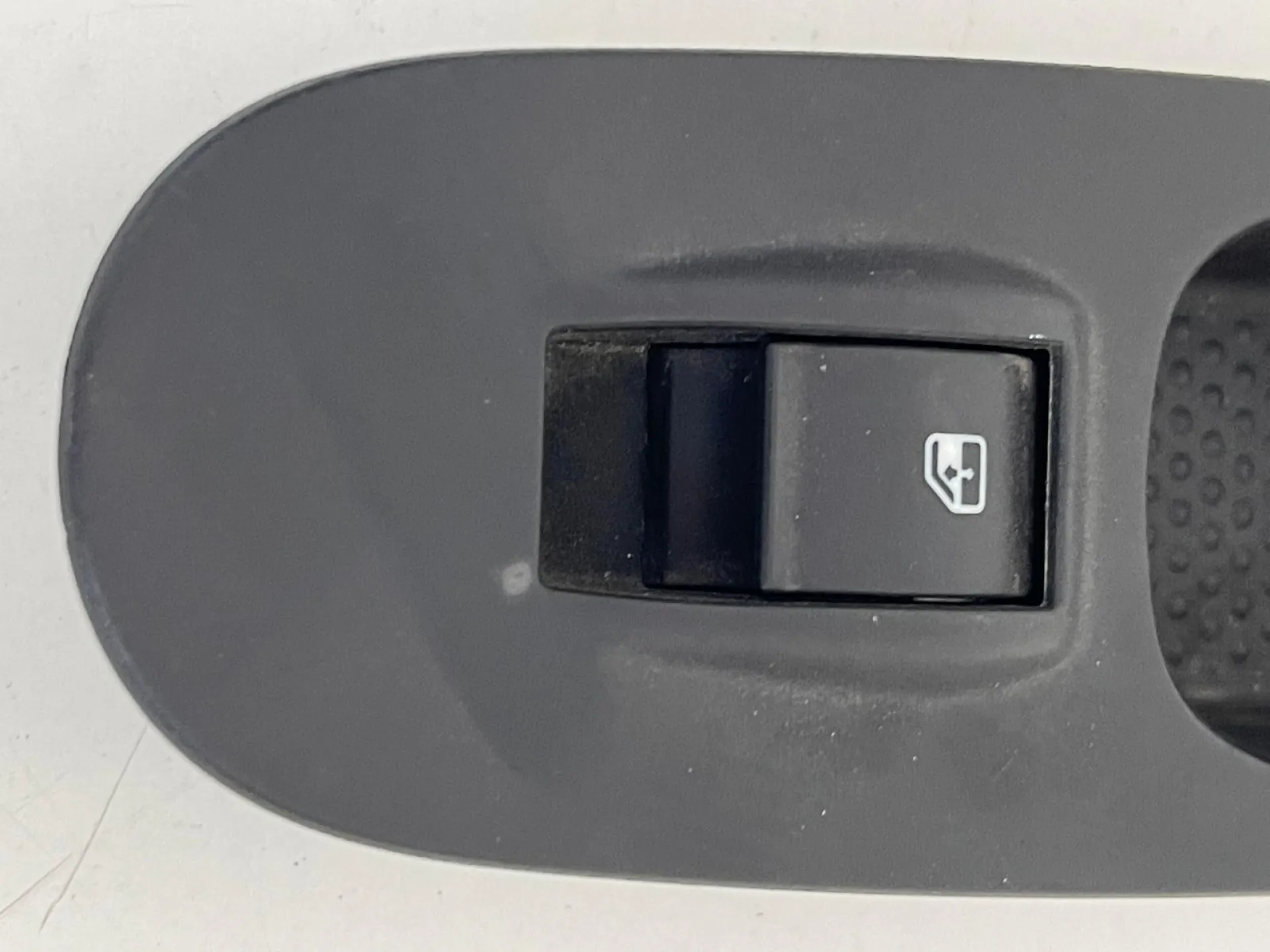 PULSANTIERA ANTERIORE DESTRA con codice 735531347 da LANCIA Ypsilon 4° Serie (11>)