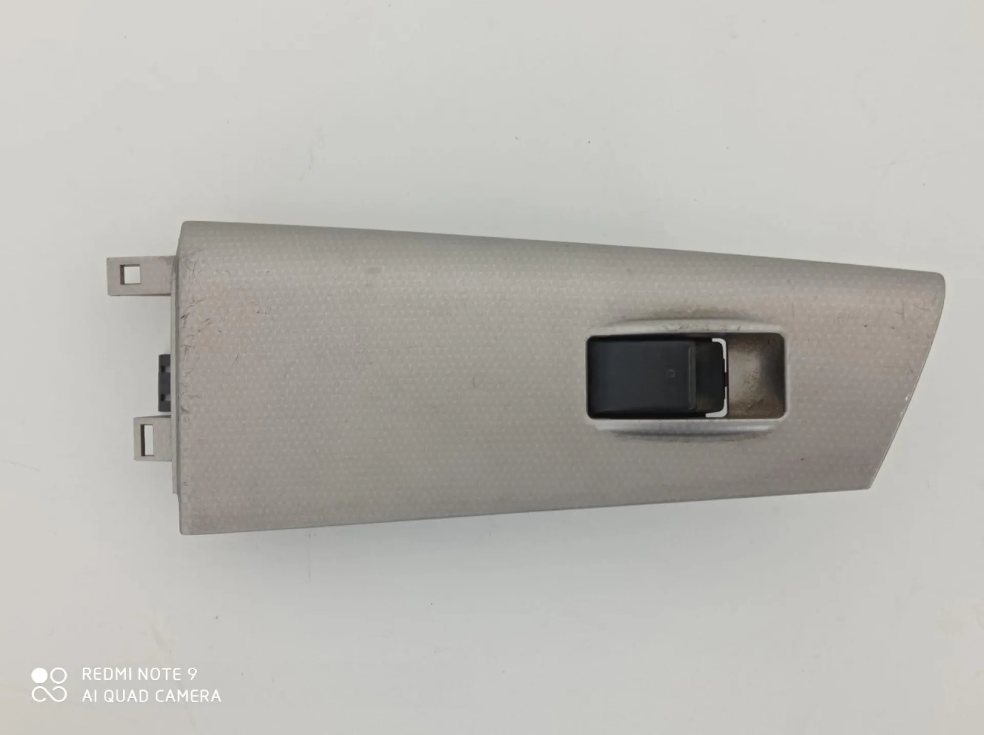 PULSANTIERA ANTERIORE DESTRA con codice 74231-02280 da TOYOTA Corolla Berlina 3° Serie 3-5P (02>04)
