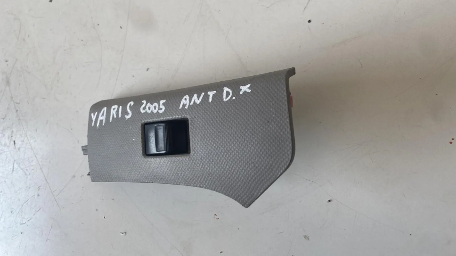PULSANTIERA ANTERIORE DESTRA con codice 74231-0D090 da TOYOTA Yaris Serie (05>08)