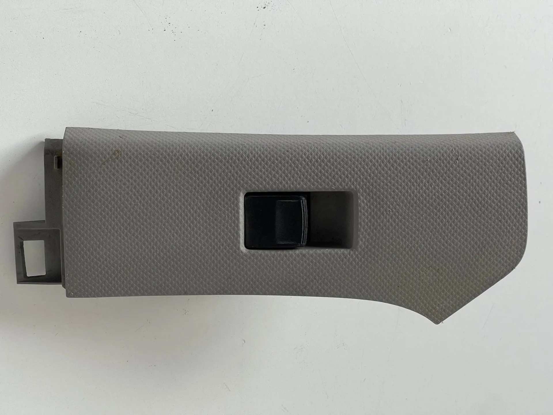 PULSANTIERA ANTERIORE DESTRA con codice 74231-0D090 da TOYOTA Yaris Serie (05>08)